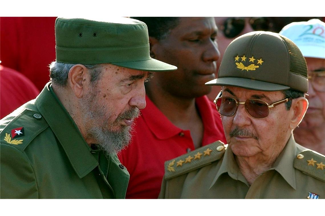 Die Brüder Fidel (l) und Raúl Castro (r) waren die Anführer der kubanischen Revolution. (Archivbild)