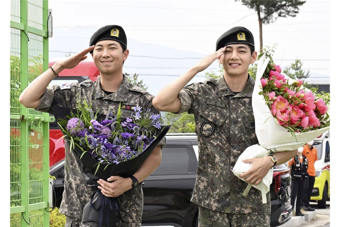 RM und V von BTS beenden Militärdienst Die BTS-Mitglieder RM (l.) und V haben ihren Militärdienst beendet.