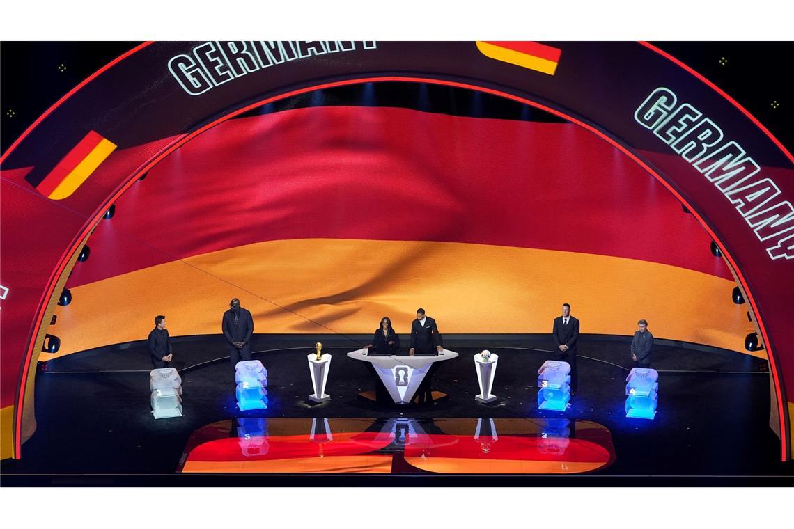 Die Bühne bei der WM-Auslosung leuchtet in den deutschen Farben.