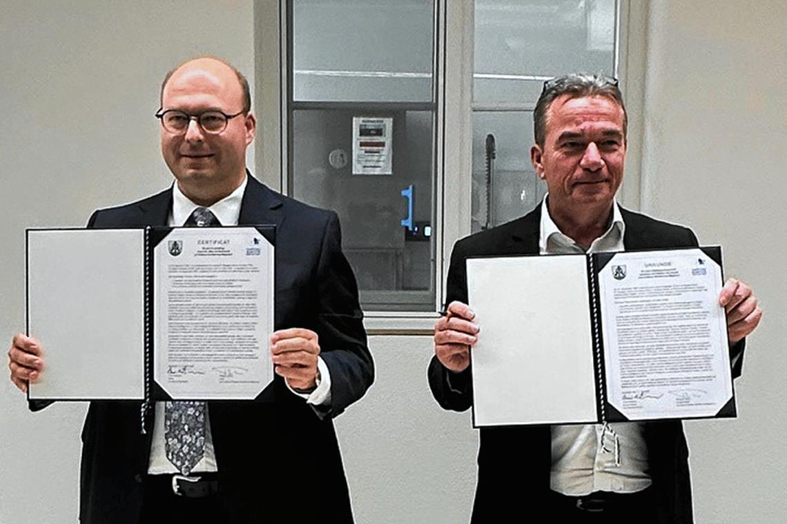 Die Bürgermeister Armin Mößner (links) und Philippe Henry mit den Urkunden, die den Bund zwischen den beiden Partnerstädten bekräftigen. Foto: Stadtverwaltung Murrhardt