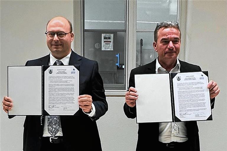 Die Bürgermeister Armin Mößner (links) und Philippe Henry mit den Urkunden, die den Bund zwischen den beiden Partnerstädten bekräftigen. Foto: Stadtverwaltung Murrhardt