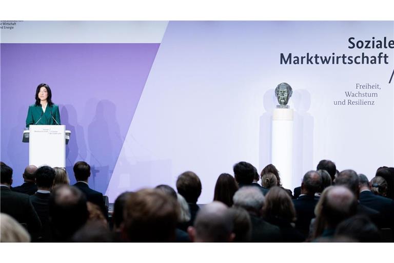 Die Büste Ludwig Erhards ist wieder da.