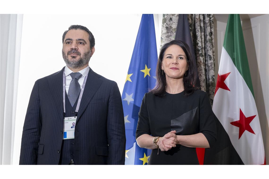 Bund zahlt Rückkehrhilfe für 133 Geflüchtete aus Syrien Die Bundesaußenministerin Annalena Baerbock mit Asaad al-Schaibani, dem Außenminister von Syrien
