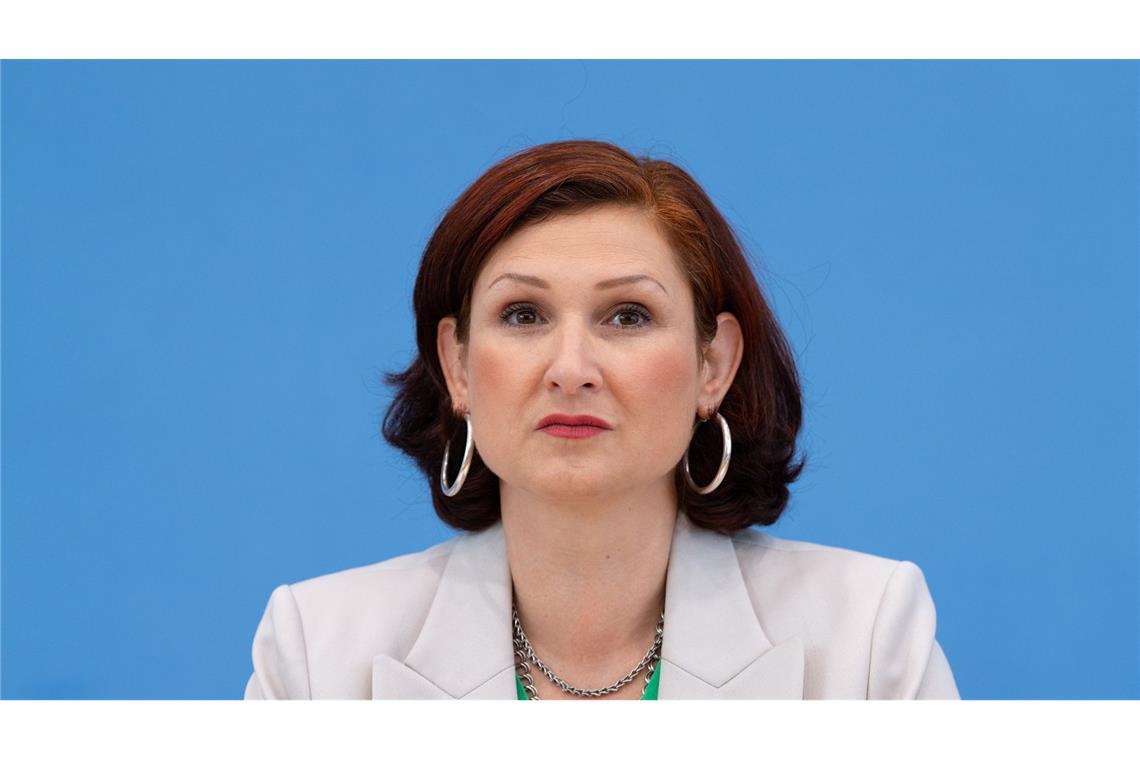 Fast jeder Zweite erlebt Altersdiskriminierung Die Bundesbeauftragte für Antidiskriminierung, Ferda Ataman