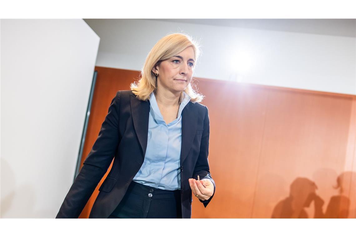 „Stadtbild“-Debatte: „Es wird nicht reichen, ein paar Lampen aufzuhängen“ Die Bundesministerin für Gesundheit Nina Warken hat sich zur „Stadtbild“-Debatte geäußert.