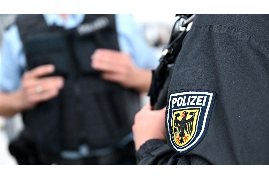 Streit an Imbiss eskaliert – Verkäufer mit Semmel beworfen Die Bundespolizei hat ihre Ermittlungen aufgenommen. (Symbolbild)
