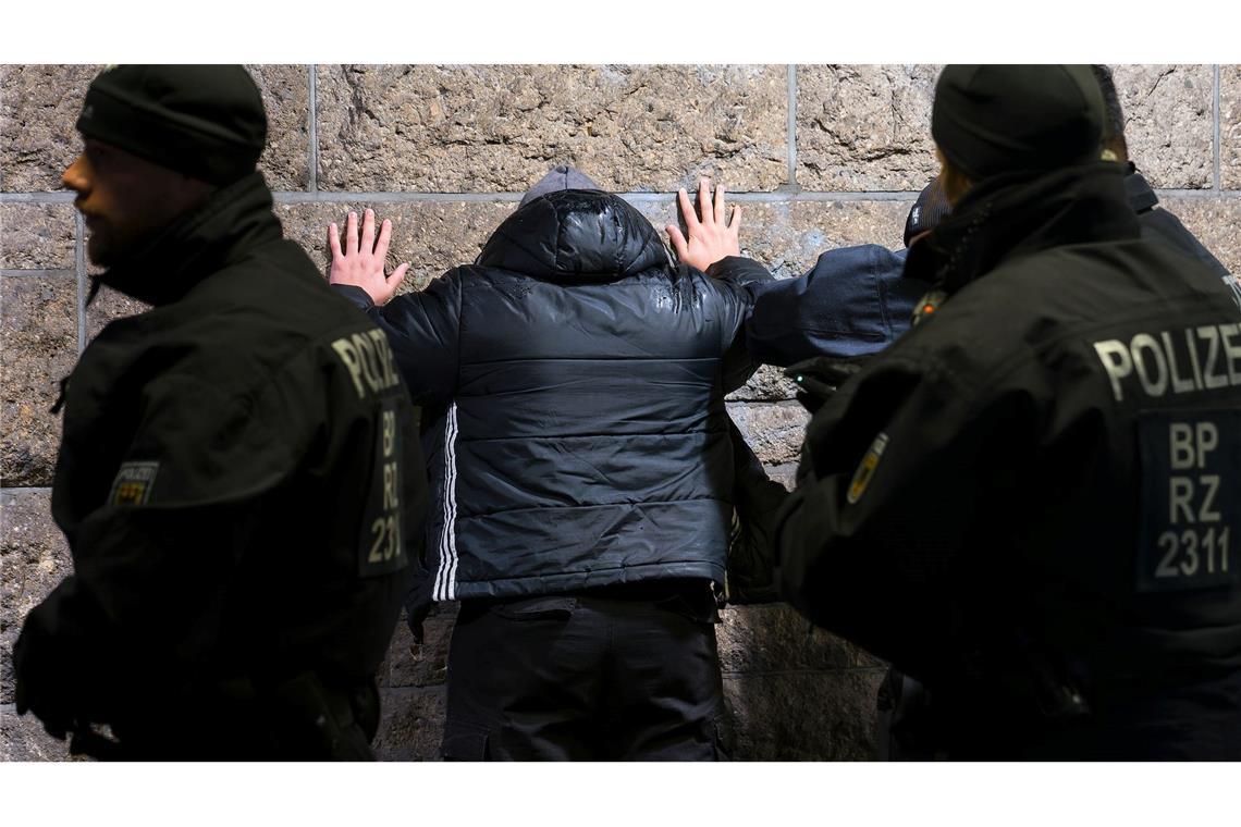 Die Bundespolizei kontrolliert am Hauptbahnhof in Hamburg.