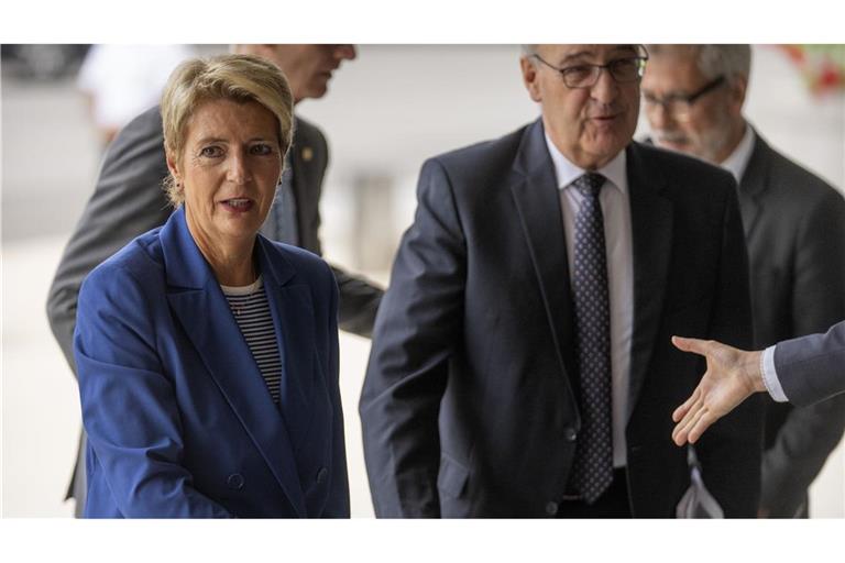 Die Bundespräsidentin der Schweiz, Karin Keller-Sutter (l) wird bei ihrer Ankunft im Aussenministerium in Washington begrüsst.