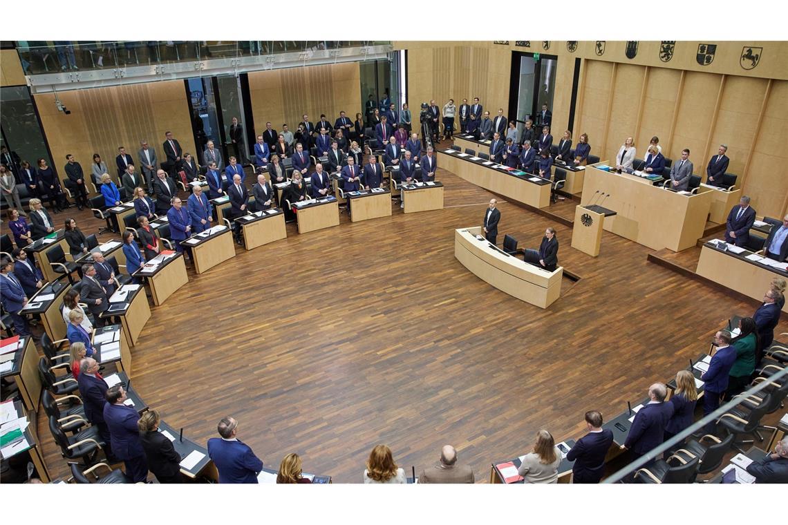 Bundesrat segnet Steuerentlastung und Deutschlandticket ab Die Bundesrats-Mitglieder erhoben sich zum Gedenken an die vom NS-Regime ermordeten Sinti und Roma.