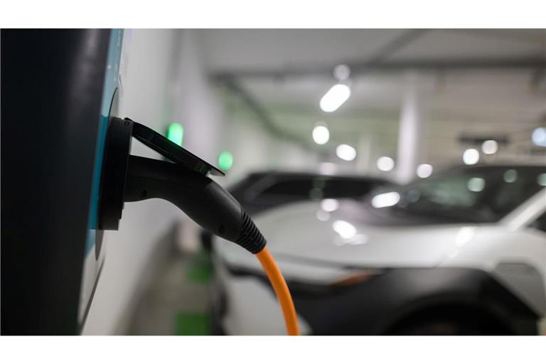 Die Bundesregierung bringt ein neues Förderprogramm für das Laden von E-Autos in Mehrfamilienhäusern an den Start