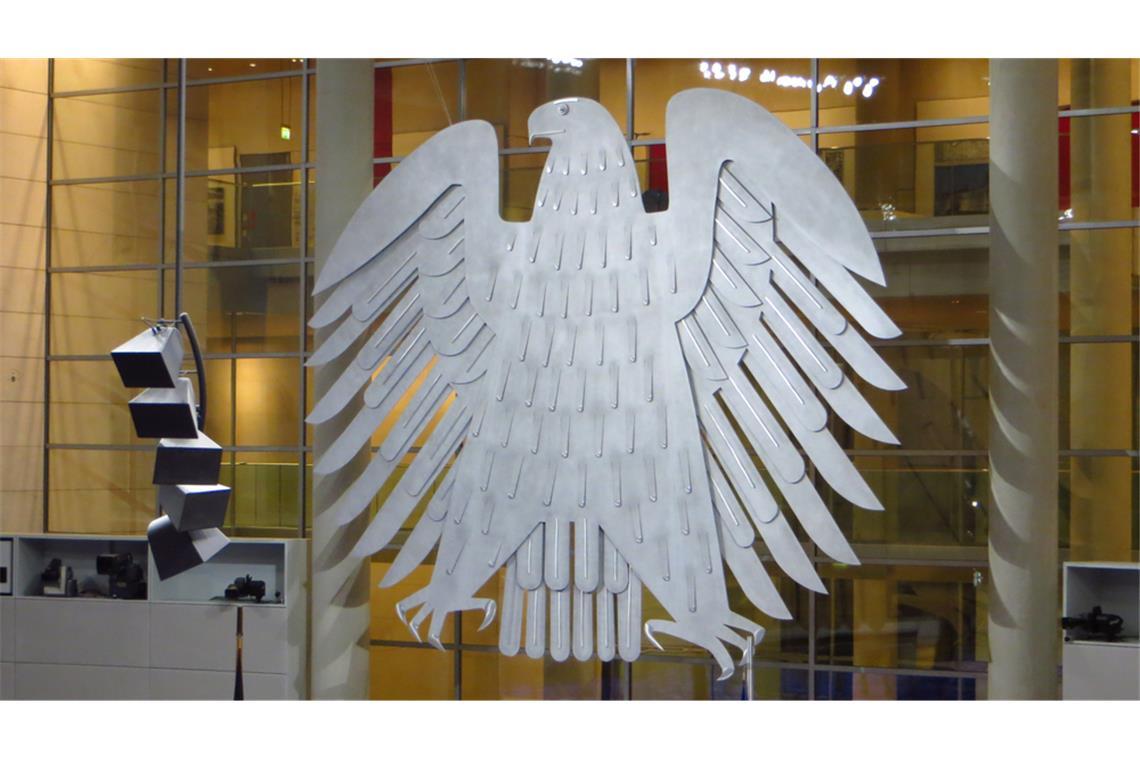 Die Bundesregierung hat heute ein Entlastungspaket beschlossen, das eine Senkung der Energiesteuer, steuerfreie Prämien und Reformen der Krankenversicherung umfasst.