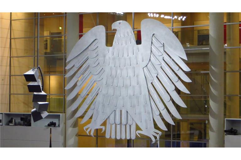 Die Bundesregierung hat heute ein Entlastungspaket beschlossen, das eine Senkung der Energiesteuer, steuerfreie Prämien und Reformen der Krankenversicherung umfasst.