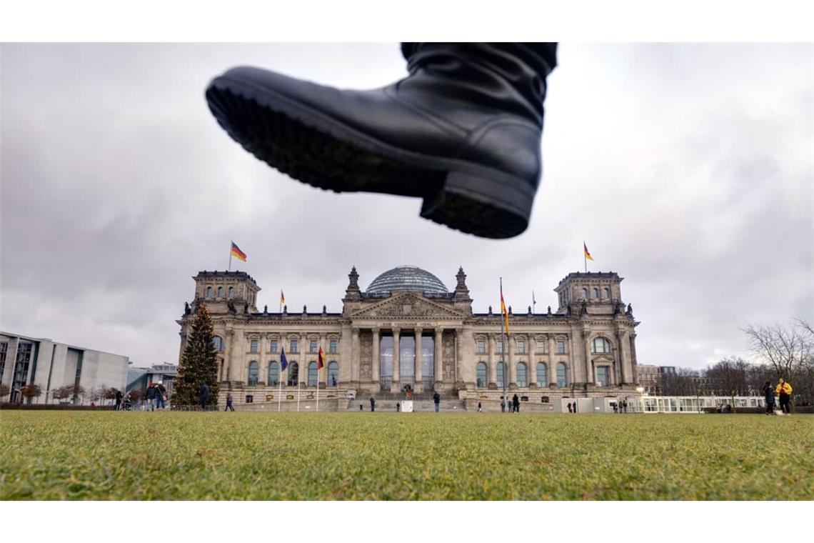 Die Bundesregierung kann bei schwerer Gefährdung der demokratischen Grundordnung den inneren Notstand nach Artikel 91 Grundgesetz ausrufen (Fotomontage).