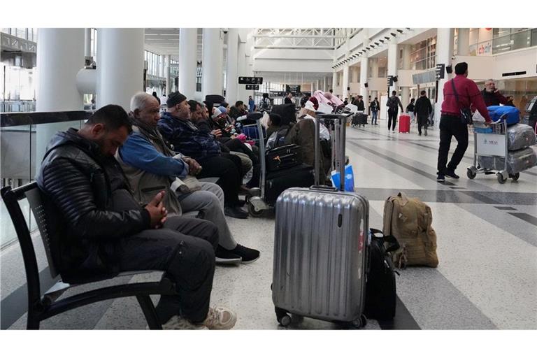 Die Bundesregierung sieht vor allem die Reiseveranstalter und Fluglinien in der Pflicht, im Nahen Osten gestrandete Urlauber zurückzubringen