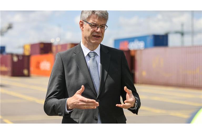 Die Bundesregierung will in den kommenden vier Jahren mit 400 Millionen Euro aus dem Klimafonds den klimafreundlichen Umbau von Häfen und Schiffen fördern, sagt Bundesverkehrsminister Patrick Schnieder (CDU).