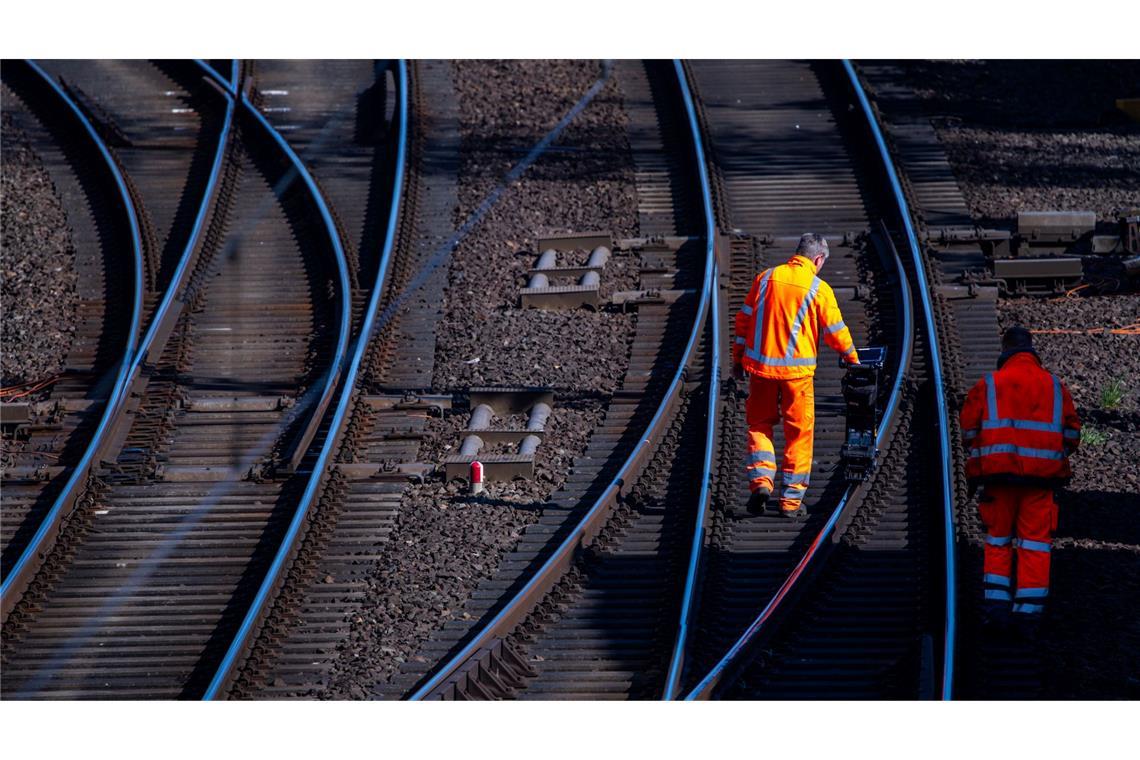 Die Bundesregierung will Milliarden in Straßen, Schienen und Verteidigung investieren. (Symbolbild)