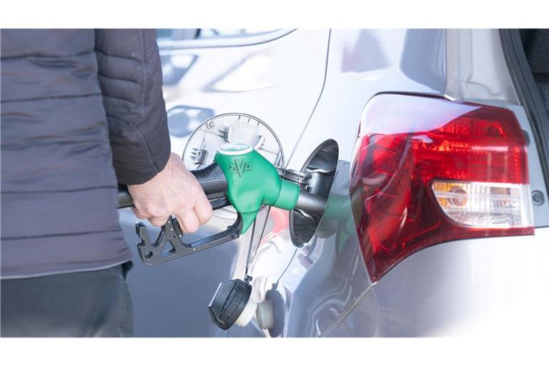 Die Bundesregierung will prüfen, ob die hohen Preise an der Tankstelle gerechtfertigt sind.