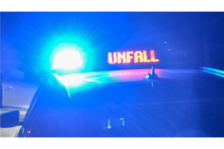 Die Bundesstraße blieb nach dem Unfall mehrere Stunden lang gesperrt (Symbolbild).