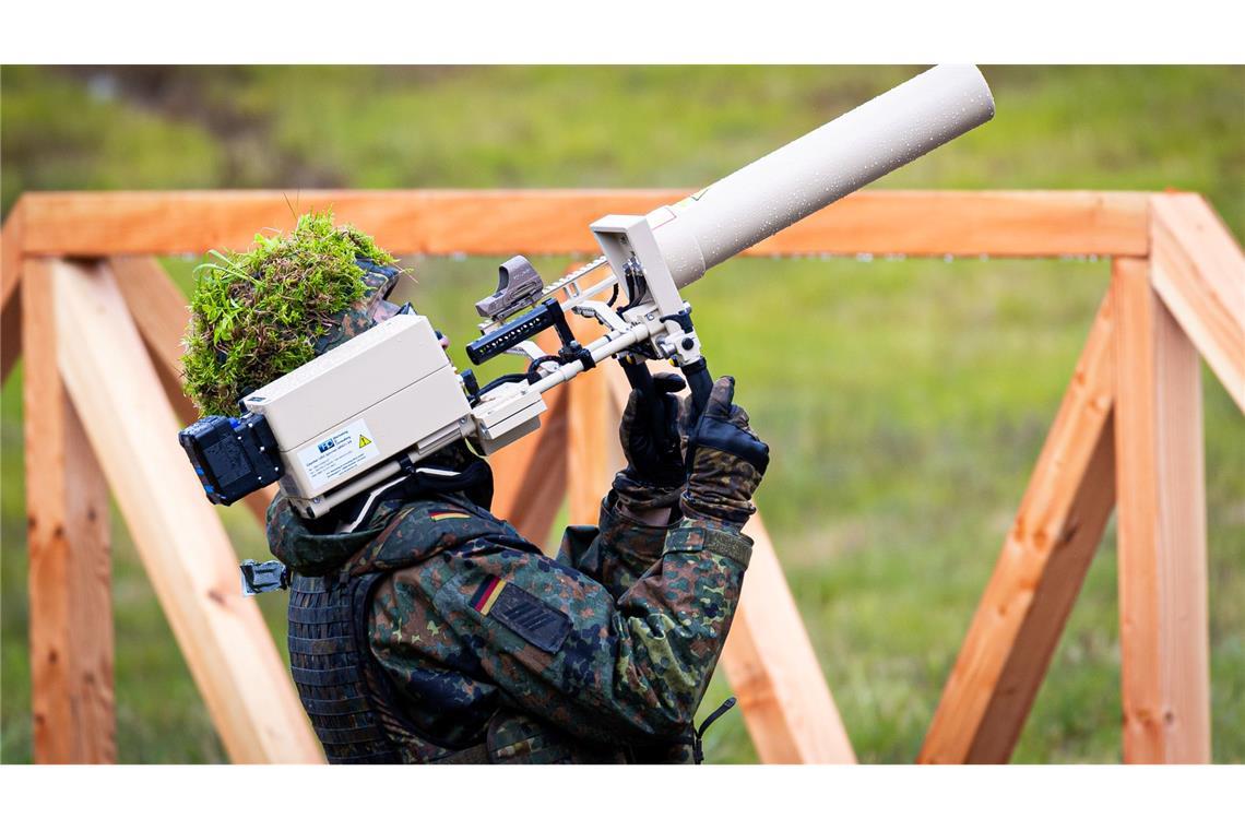 Die Bundeswehr hat die technischen Möglichkeiten zur Drohnenabwehr. Im Inland darf sie allerdings in Friedenszeiten nicht so ohne weiteres tätig werden. (Archivfoto)