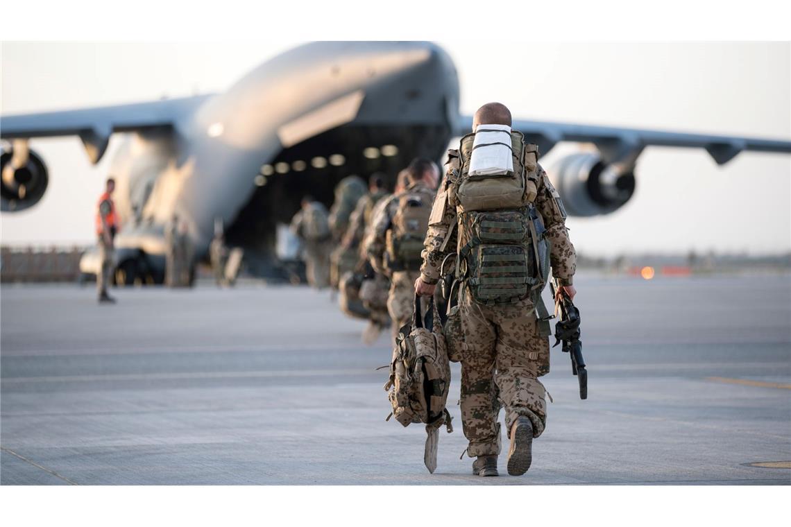 Seehofer, Scholz und Merkel Zeugen im Afghanistan-Ausschuss Die Bundeswehr hatte Afghanistan im Juni 2021 schneller als ursprünglich geplant verlassen. Sie folgte zeitlichen Vorgaben der USA. Im August 2021, als die Taliban - praktisch ohne Gegenwehr - Kabul einnahmen, beteiligte sich Deutschland an einem internationalen militärischen Evakuierungseinsatz. (Archivfoto)