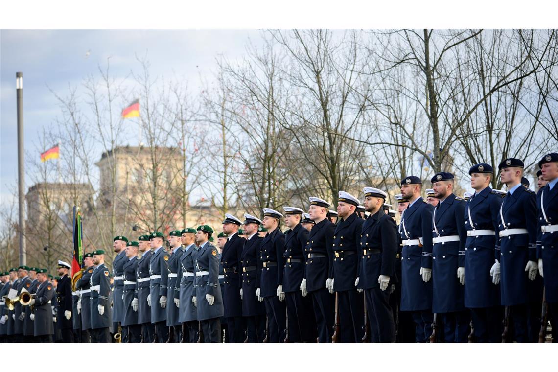 Die Bundeswehr ist genau 70 Jahre alt - und ihre Bedeutung nimmt seit dem Ukraine-Krieg wieder zu. (Archivbild)