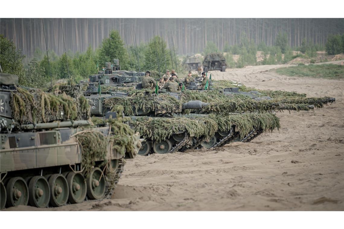 Die Bundeswehr muss in den nächsten Jahren kräftig aufrüsten. Zum Rückgrat der Landstreitkräfte zählen auch weiter die Leopard-2-Panzer.
