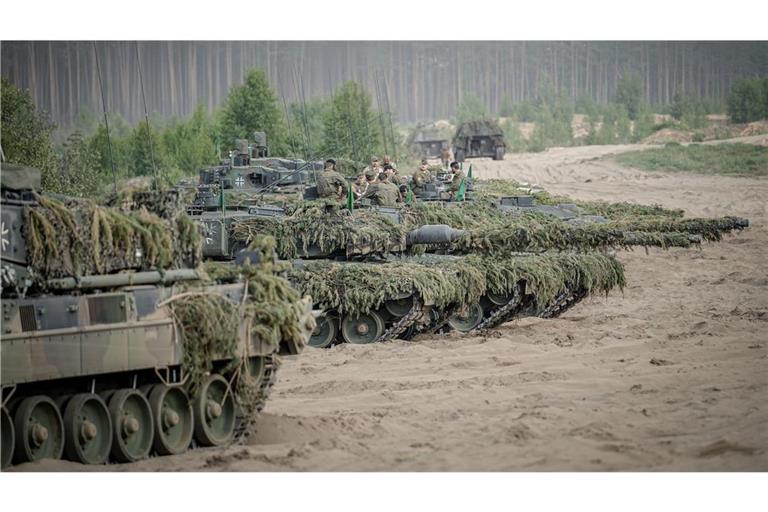 Die Bundeswehr muss in den nächsten Jahren kräftig aufrüsten. Zum Rückgrat der Landstreitkräfte zählen auch weiter die Leopard-2-Panzer.