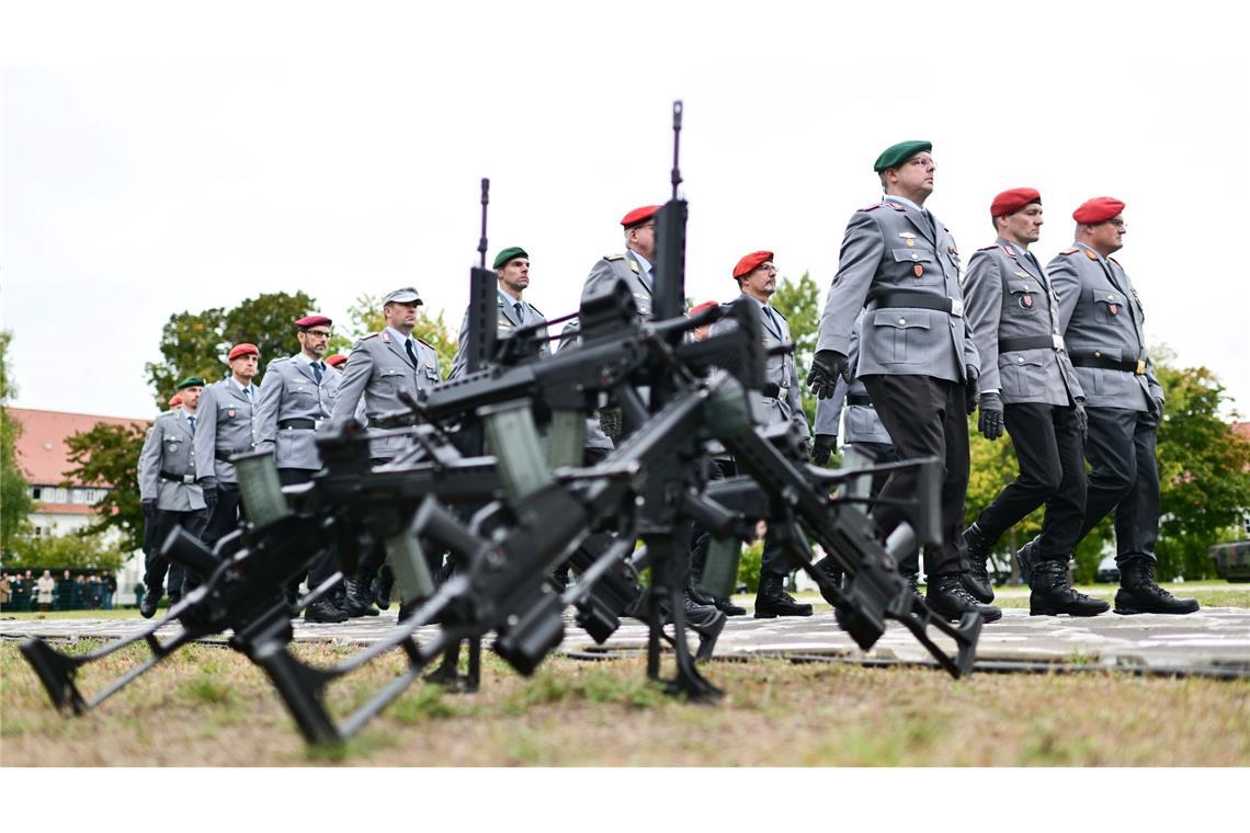 Unionsfraktion will neues Gesetz zum Wehrdienst stoppen Die Bundeswehr soll attraktiver werden für junge Leute, denn der Bedarf ist aus Sicht der Regierung groß. (Archivbild)
