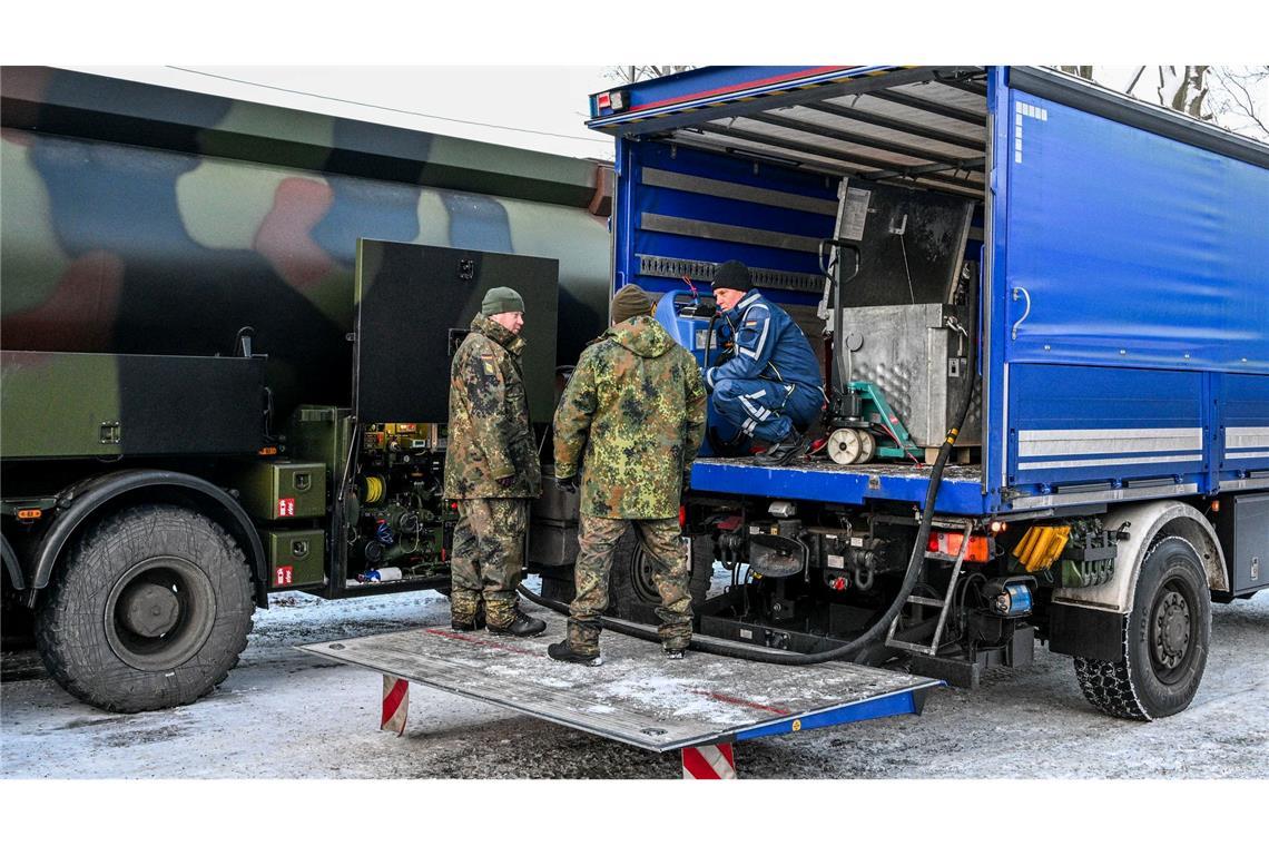 Die Bundeswehr unterstützt das Technische Hilfswerk bei der Betankung mit Diesel, der für Notstromaggregate benötigt wird.