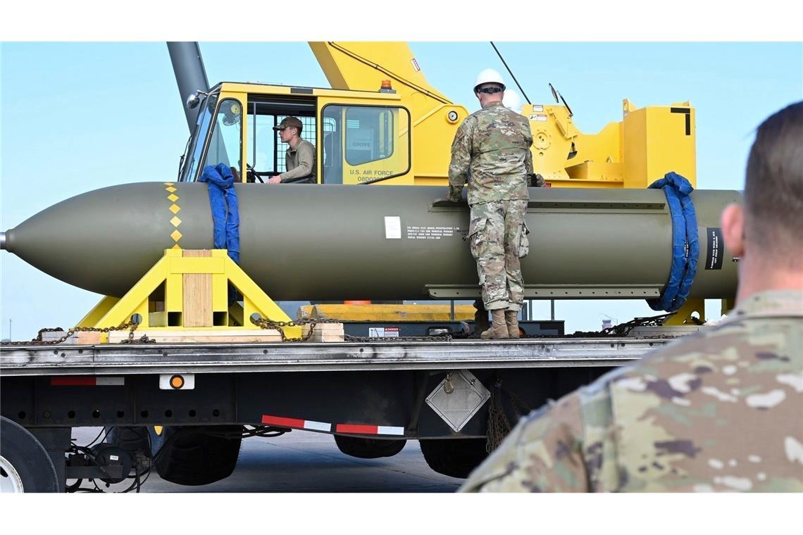 Die bunkerbrechende Bombe kann auch sehr tief liegende Anlagen angreifen. (Archivbild)