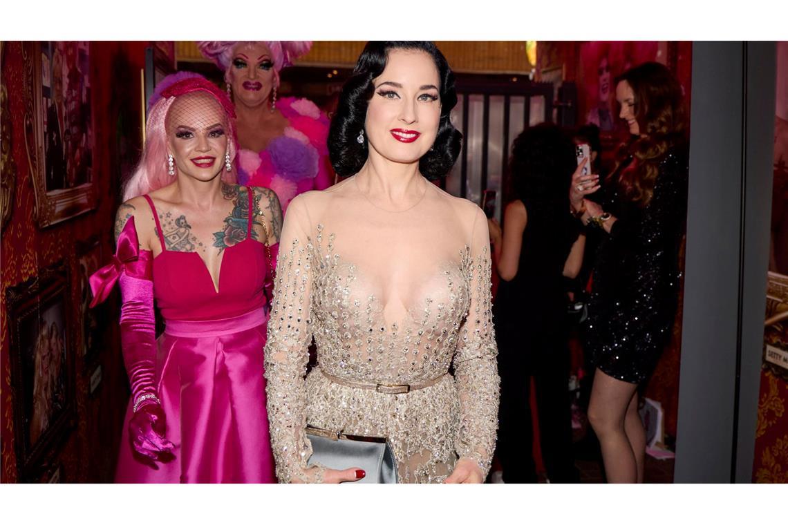 Bilder des Tages Die Burlesque-Künstlerinnen Belle la Donna (l) und Dita von Teese (r), sowie Dragqueen Olivia Jones (im Hintergrund) kommen zur Eröffnung eines Burlesque-Festivals in Hamburg.