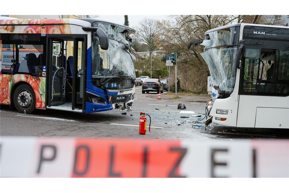 Busunfall mit 33 Verletzten – Kitagruppe betroffen Die Busse standen nach dem Unfall mitten auf der Kreuzung.