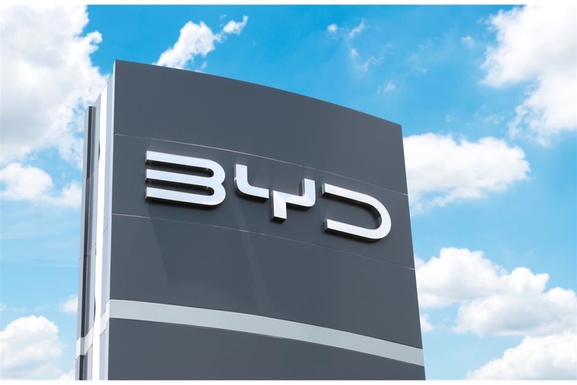 Die BYD-Aktie legt am Montag kräftig zu. Optimistische Absatzprognosen, technologische Innovationen und internationale Großaufträge treiben den Kurs des Tesla-Konkurrenten.