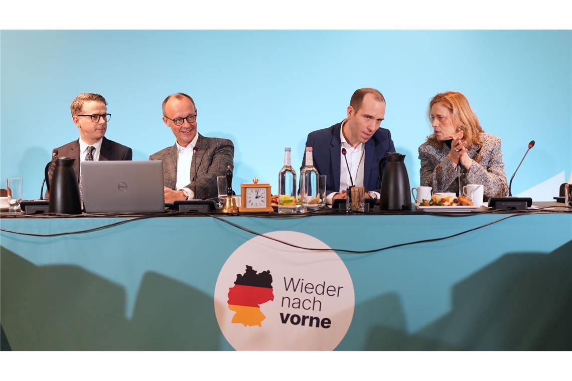 Merz setzt für heißen Wahlkampf auf Thema Wachstum Die CDU-Spitze gibt den Startschuss für die entscheidende Phase des Bundestagswahlkampfes. Die Wirtschaft steht im Mittelpunkt. Ist bei den Umfragewerten der Union noch mehr drin?