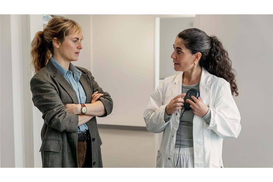 „Kammerflimmern“ – Wie war der Tatort aus Zürich? Die Chefärztin erklärt, wie das Update eines ICD-Geräts funktioniert: Kommissarin Isabelle Grandjean (Anna Pieri Zuercher) und Dr. Esme Şahin (Beren Tuna).