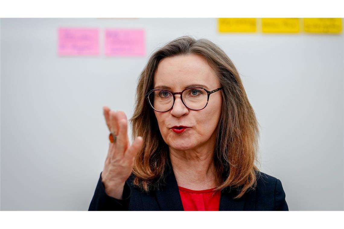 DB-Cargo-Chefin: "Kann mir keinen Verlustbringer leisten" Die Chefin der DB-Güterverkehrstochter Sigrid Nikutta sieht die Transformation des Unternehmens auf Kurs.