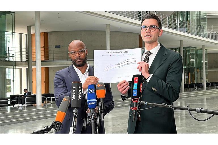 Die Chefs der Taskforce zu den Auswirkungen des Iran-Krieges, Armand Zorn (SPD, l.) und Sepp Müller (CDU), erläutern Maßnahmen zur Entlastung der Bürger, sollte der Krieg noch lange andauern.