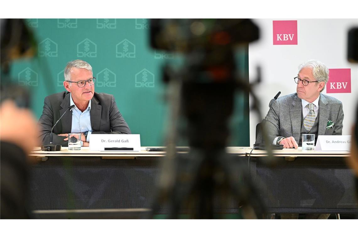 Die Chefs von Kassenärzten und Klinikbranche warnen vor längeren Wartezeiten.
