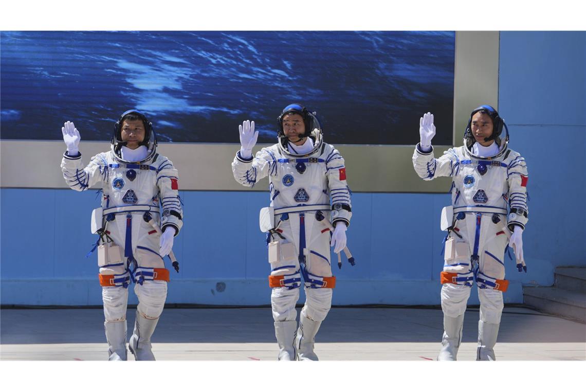 Die chinesischen Astronauten der Mission «Shenzhou 20», Chen Zhongrui (r-l), Chen Dong und Wang Jie, winken bei der Abschiedszeremonie für ihre bemannte Raumfahrtmission.