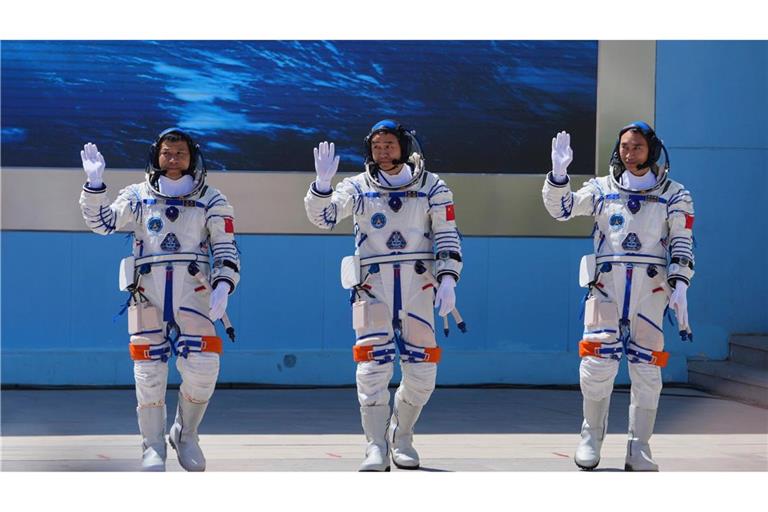 Die chinesischen Astronauten der Mission "Shenzhou 20" winken bei der Abschiedszeremonie vor dem Start. Sie sollen sechs Monaten auf Chinas Raumstation "Tiangong" leben.