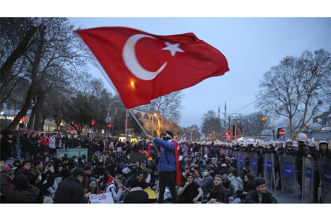 Türkische Oppositionspartei ruft zu Boykott mehrerer Unternehmen auf Die CHP ruft nach der Verhaftung Imamoglus zum Boykott mutmaßlich regierungsnaher Unternehmen und Medienkonzerne auf.