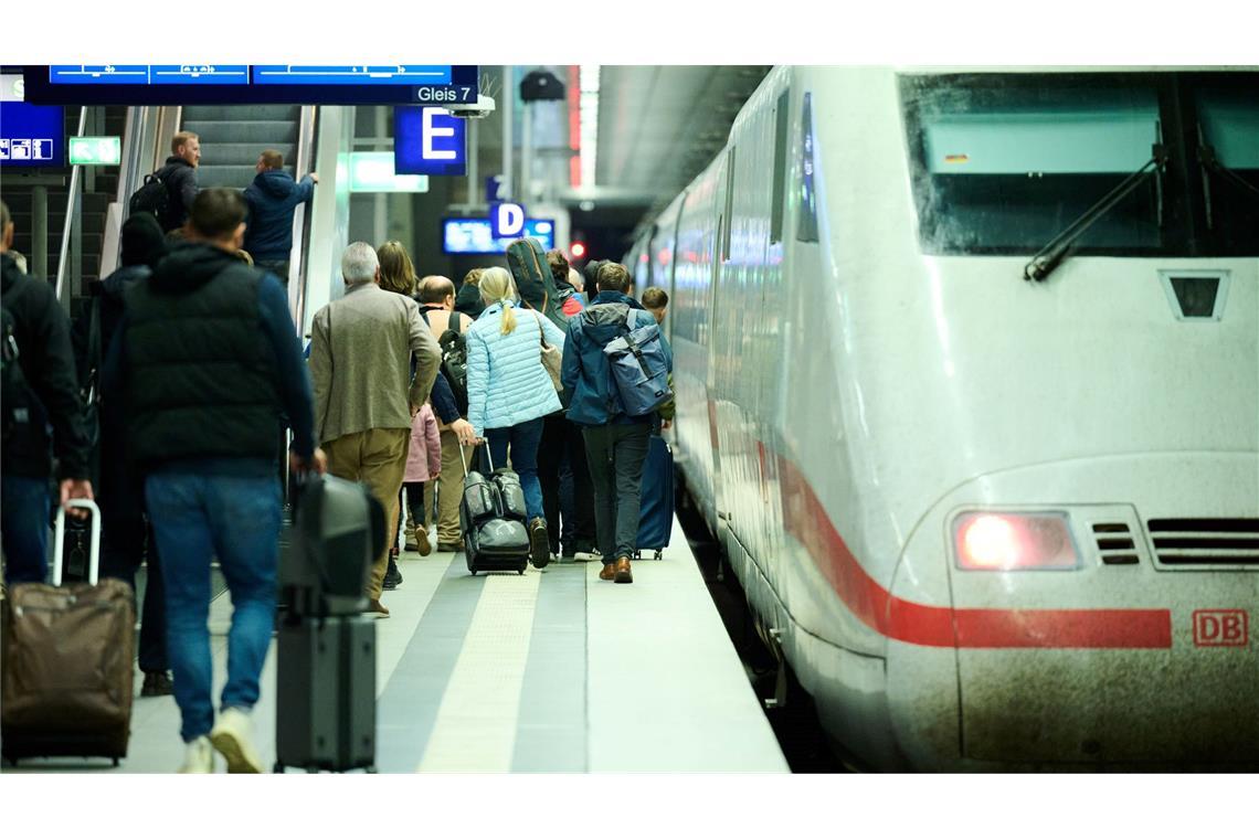 Die chronischen Pannen bei der Bahn haben Auswirkungen: Laut einer Umfrage meiden viele Menschen die Züge. (Symbolbild)