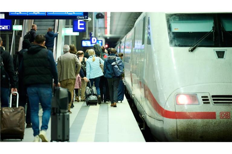 Die chronischen Pannen bei der Bahn haben Auswirkungen: Laut einer Umfrage meiden viele Menschen die Züge. (Symbolbild)