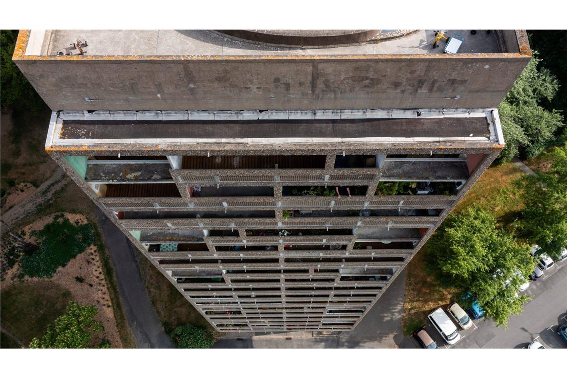 Le Corbusier: Der Baumeister des Beton-Brutalismus Die Cité Radieuse ist ein von Le Corbusier entworfenes Wohnhochhaus, das von 1947 bis 1952 gebaut wurde.Häufig wird das Gebäude auch als Unité d’Habitation, als Wohneinheit oder Wohnmaschine, bezeichnet, weil es als Ideallösung für ein neues Bauen angesichts des Wohnungsmangels nach dem Zweiten Weltkrieg geplant wurde.