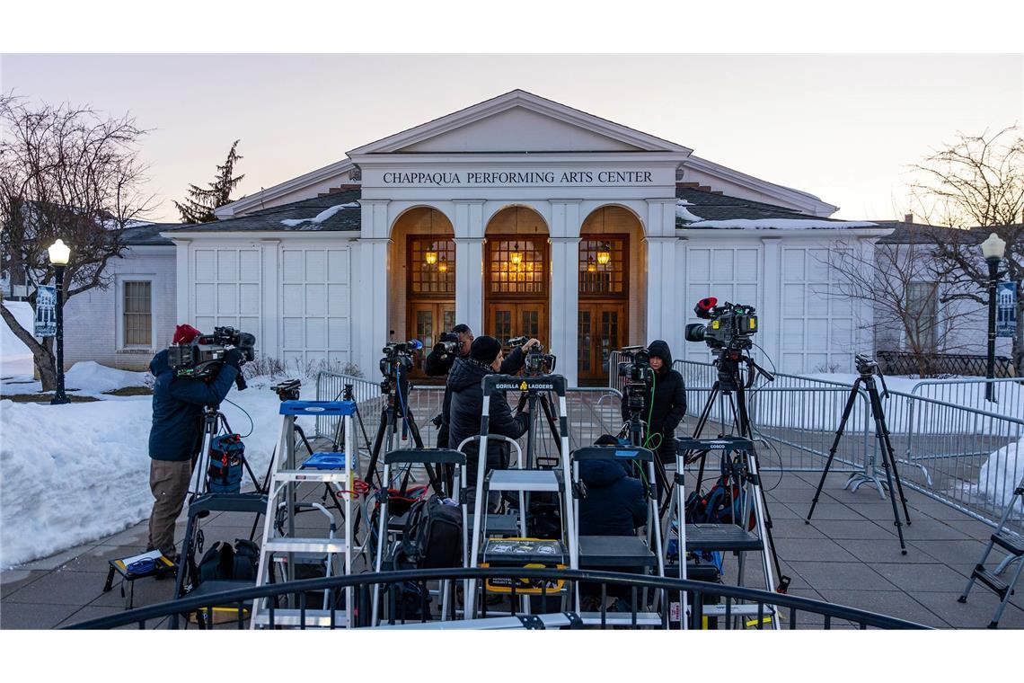Die Clintons sagten hinter verschlossenen Türen im Chappaqua Performing Arts Center zum Skandal um Sexualstraftäter Epstein aus.