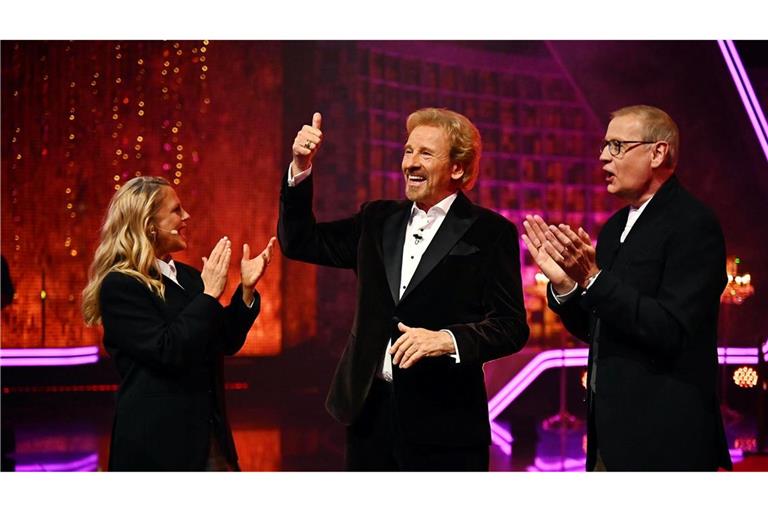 Die Co-Moderatoren Barbara Schöneberger und Günther Jauch hatten zu Beginn der Show zu Ehren von Thomas Gottschalk Schottenröcke an.