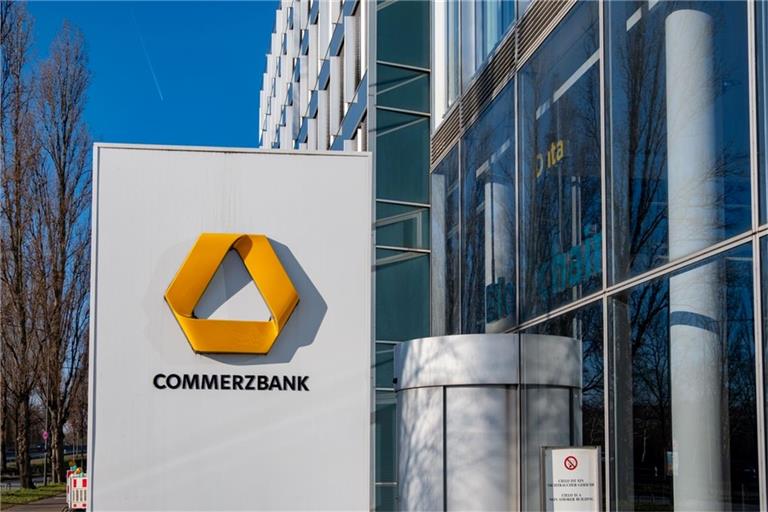 Die Commerzbank-Aktie verliert am 26. August 2025 über 5 Prozent. Gründe sind Analysten-Abstufungen, Übernahmespekulationen durch UniCredit und ein schwaches Marktumfeld.