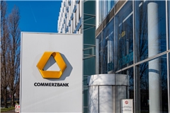 Die Commerzbank-Aktie verliert am 26. August 2025 über 5 Prozent. Gründe sind Analysten-Abstufungen, Übernahmespekulationen durch UniCredit und ein schwaches Marktumfeld.