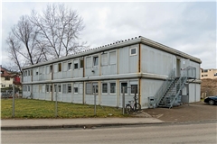 Die Containerwohnanlage in der Fritz-Schweizer-Straße ist eine der Gemeinschaftsunterkünfte, die vom Rems-Murr-Kreis betreut werden. Dies wird der Stadt angerechnet, was sie in Bezug auf die Anschlussunterbringung entlastet. Foto: Stefan Bossow