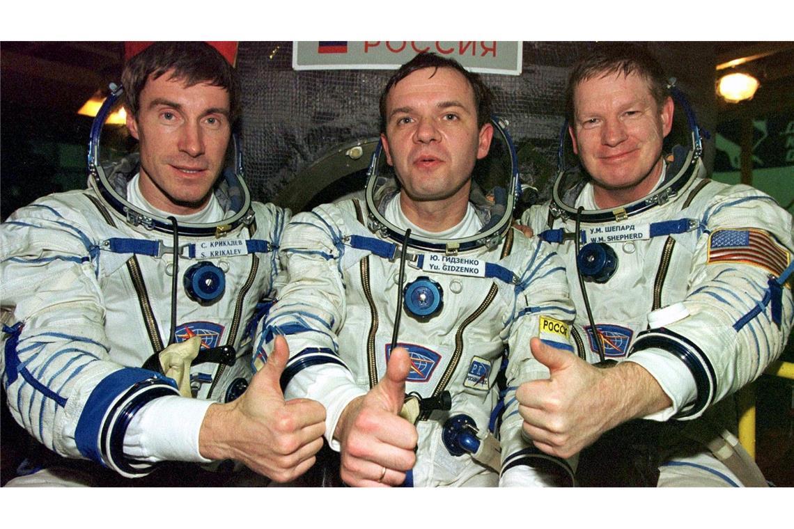 Die Crew, die als erste die Internationale Raumstation ISS bewohnte: US-Astronaut Bill Shepherd (l-r) und die russischen Kosmonauten Juri Gidsenko und Sergej Krikaljow, heben die Daumen vor ihrer Sojus-Rakete. (Archivbild)